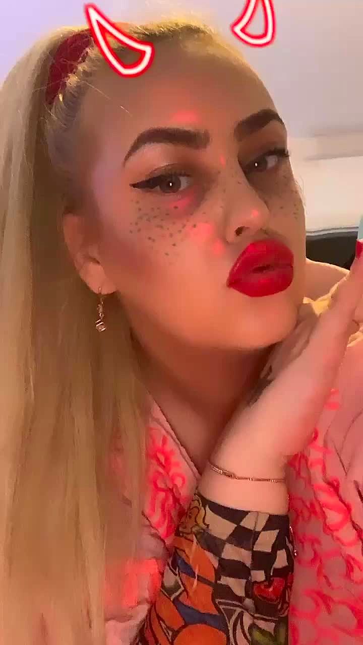KIKI 5 STARS SUCK Video Background