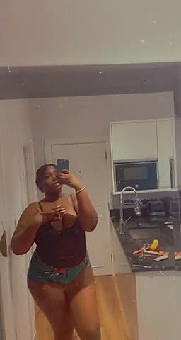 JUICYBOOTYRENEE Video Background
