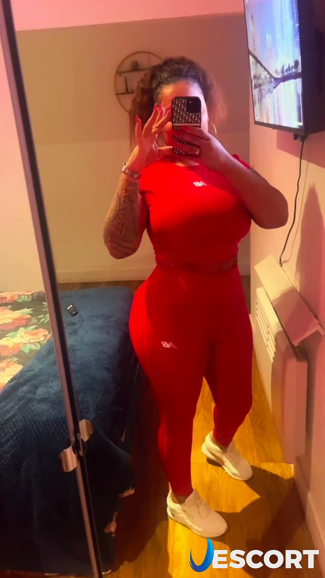 Monique Video Background