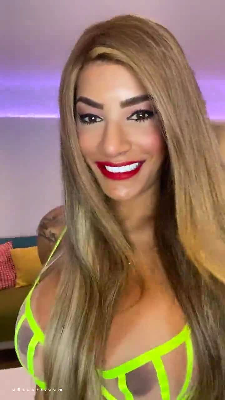 BellaTopSexy Video Background