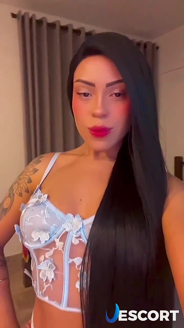 Beatriz Video Background