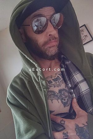 WellhungAndTattooed - Welwyn Garden City Boy Escorts