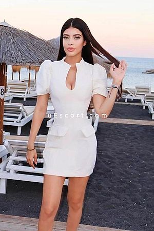 CUDDLES - London Escorts